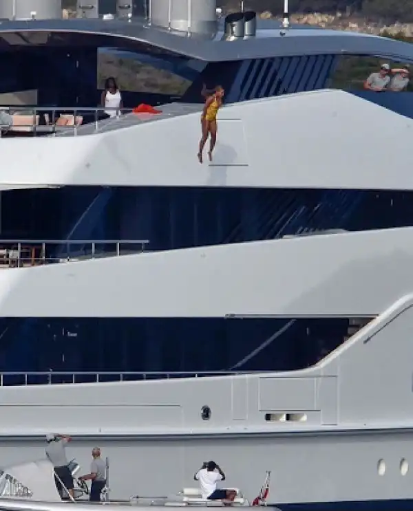 Photo: Beyonce jumping off a yacht in Italy